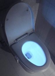 Farebné LED svetlo na toaletu so senzorom pohybu - 8 farieb